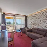 Club 4*